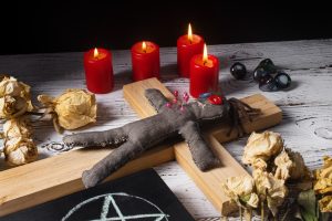ritos y supersticiones que moldearon decisiones políticas